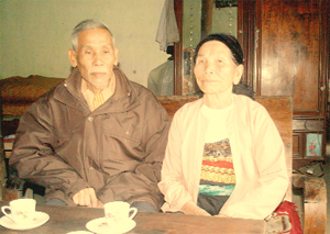 Dù đã bước qua tuổi 80 nhưng vợ chồng cụ Thắng, thôn Song Huỳnh, xã Cao Thắng (Lương Sơn) vẫn tích cực tham gia các buổi sinh hoạt thôn xóm, Chi hội NCT và giữ thói quen đi bộ thể dục thường xuyên. 

